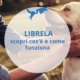 proprietario che accarezza il suo cane labrador